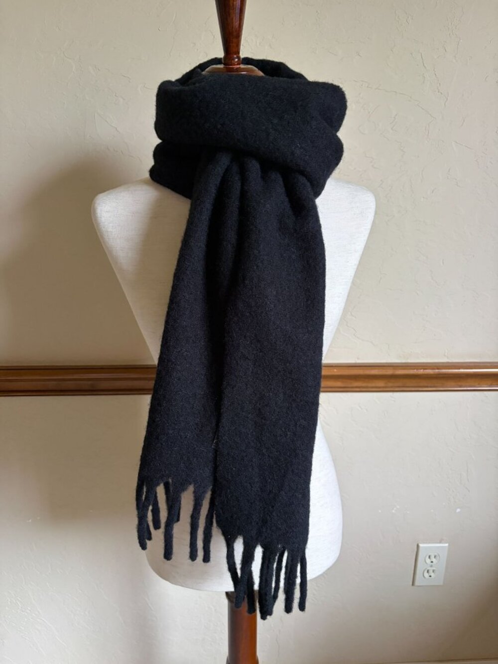 Wilfred Aritzia Tessuto Black Wool Blend Fringed Scarf